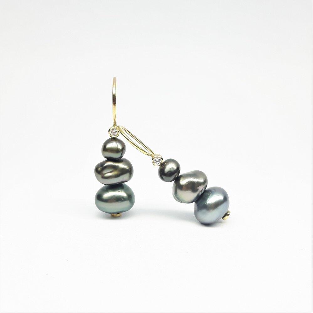 Earrings made of 18kt yellow gold, Tahitian pearls as well as diamonds.