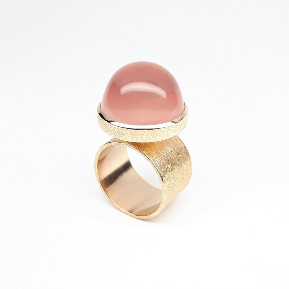 Bague en or rouge 18kt et quartz rose. Pièce unique.