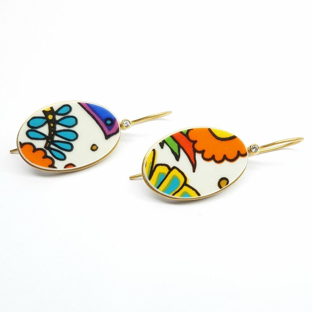 'Acapulco Memories', boucles d'oreilles en or jaune 18kt, serties de porcelaine Villeroy & Boch. Pièce unique!