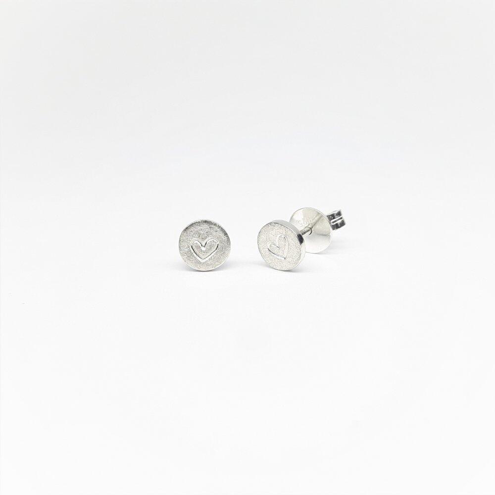 Stud earrings made of 925 silver with heart.