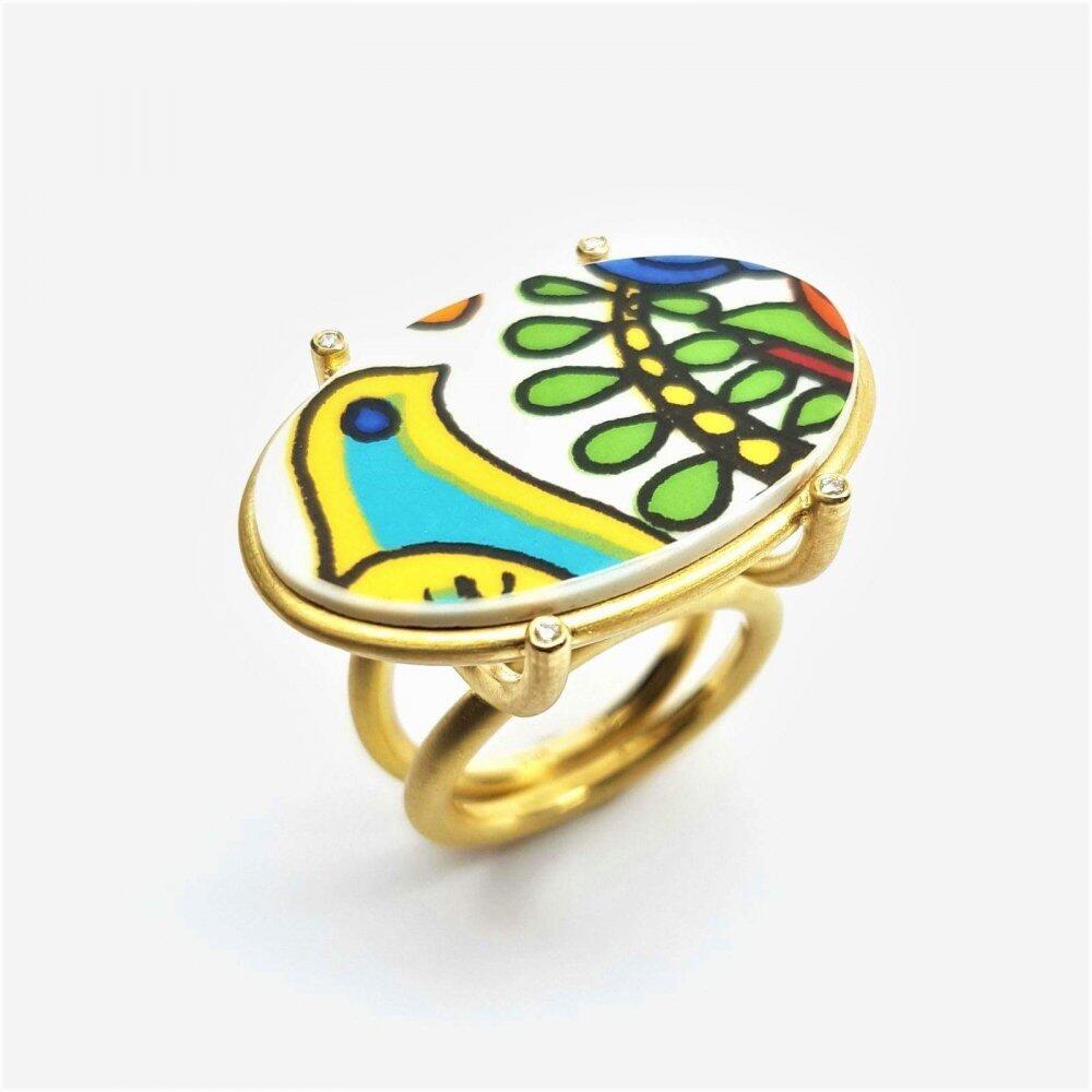 'Acapulco Memories', bague en or jaune 18kt, sertie d'une porcelaine Villeroy & Boch. Pièce unique!