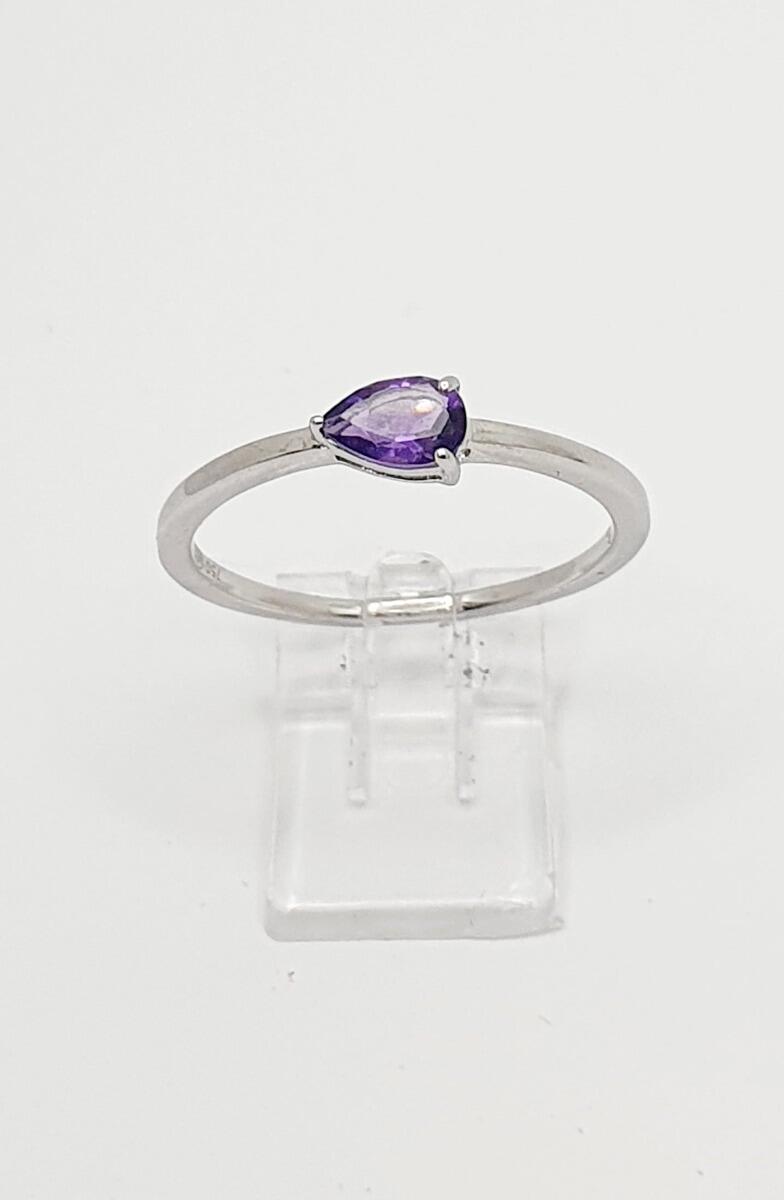# Weißgoldring mit 0,36 ct Amethyst