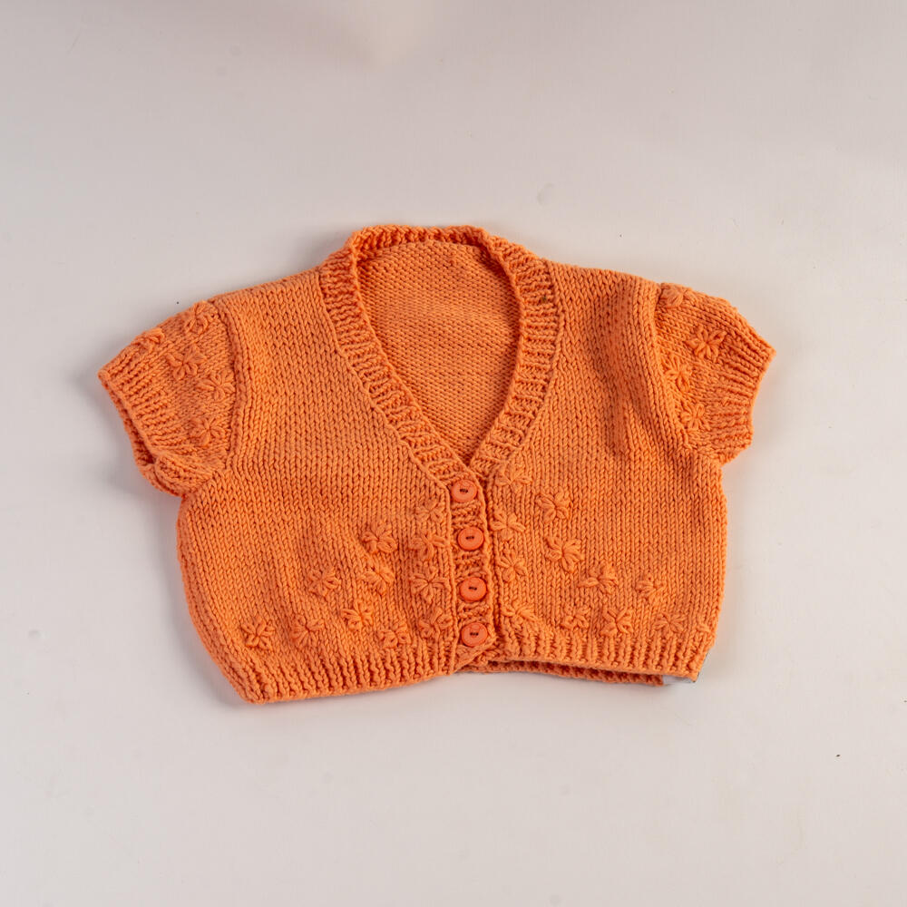 Veste fille à manches courtes avec broderie florale, tricotée à la main 