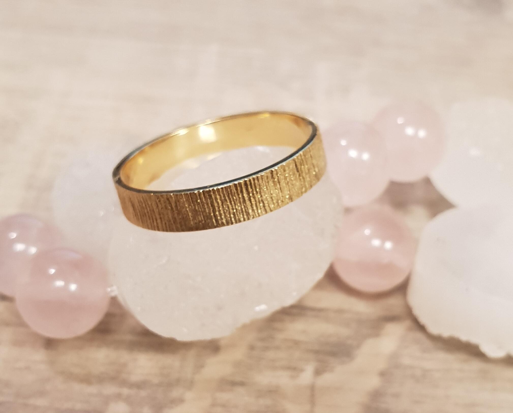 Yellow gold striped ring