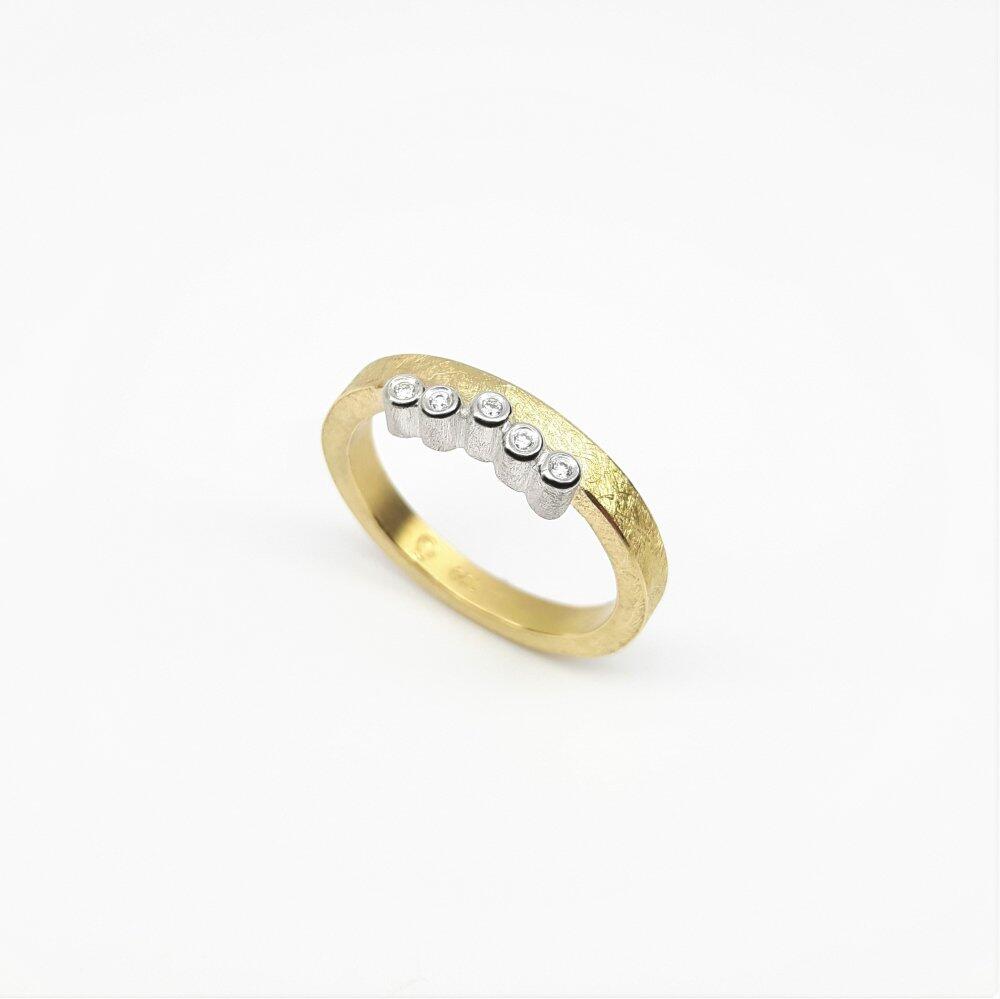 Bague en or jaune et blanc 18kt sertie de 5 diamants. Pièce unique.