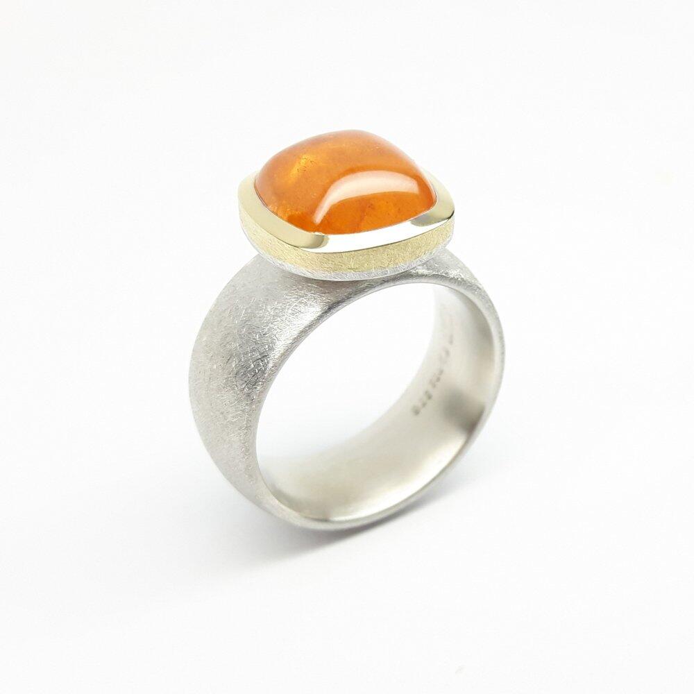 Bague en argent 925/-, or jaune 18kt et grenat mandarin. Pièce unique.