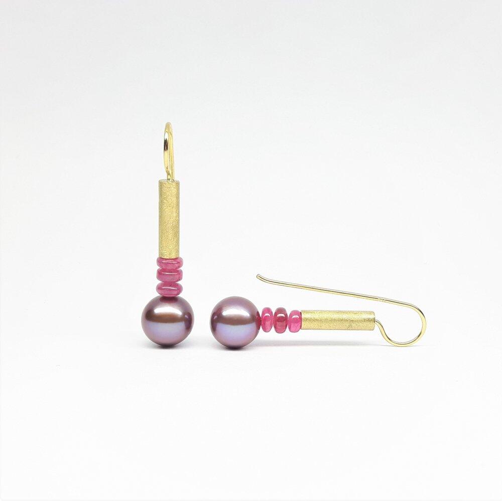 Earrings made of 18kt yellow gold, spinel and Edison freshwater cultured pearls. Unique piece.