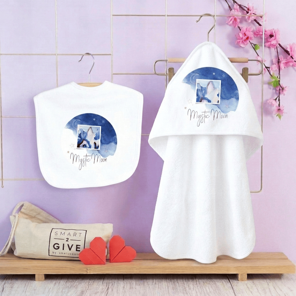 Baby gift box: Bib and bath cape