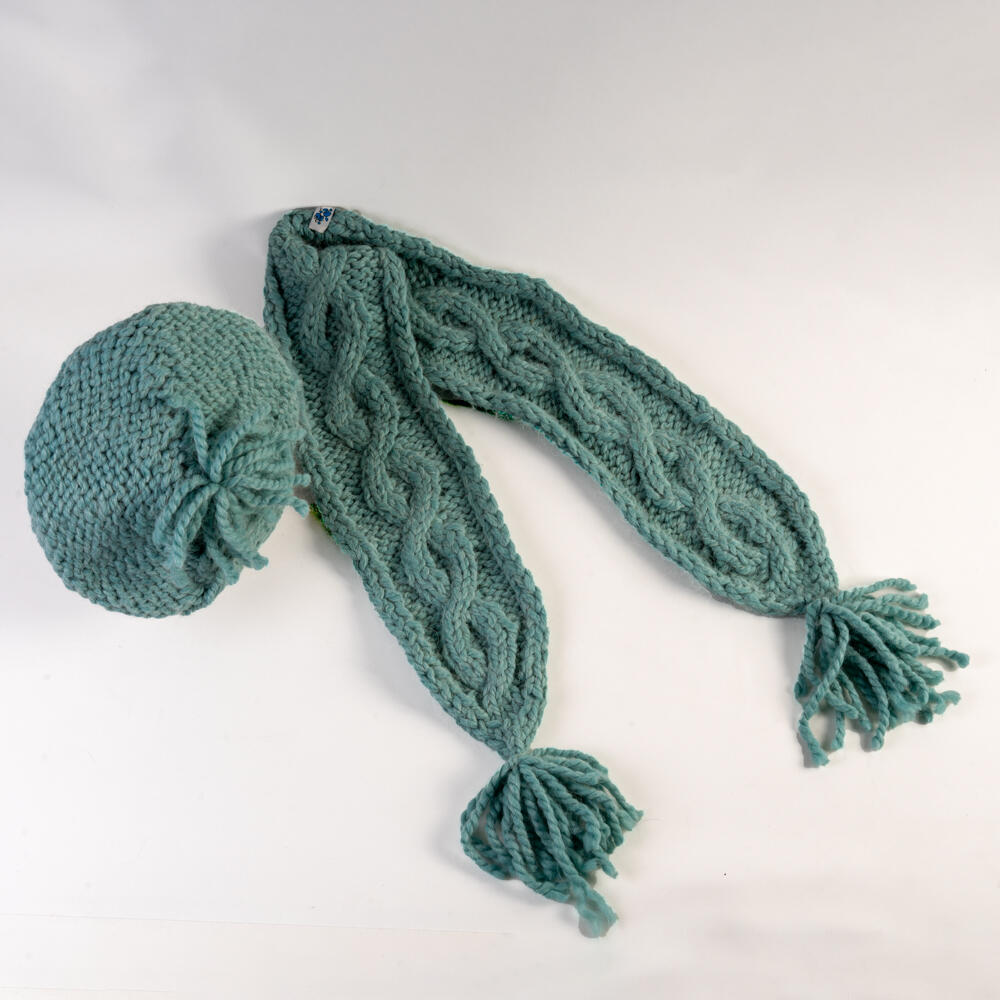 Ensemble vestimentaire tricoté main composé d'un béret et d'une écharpe