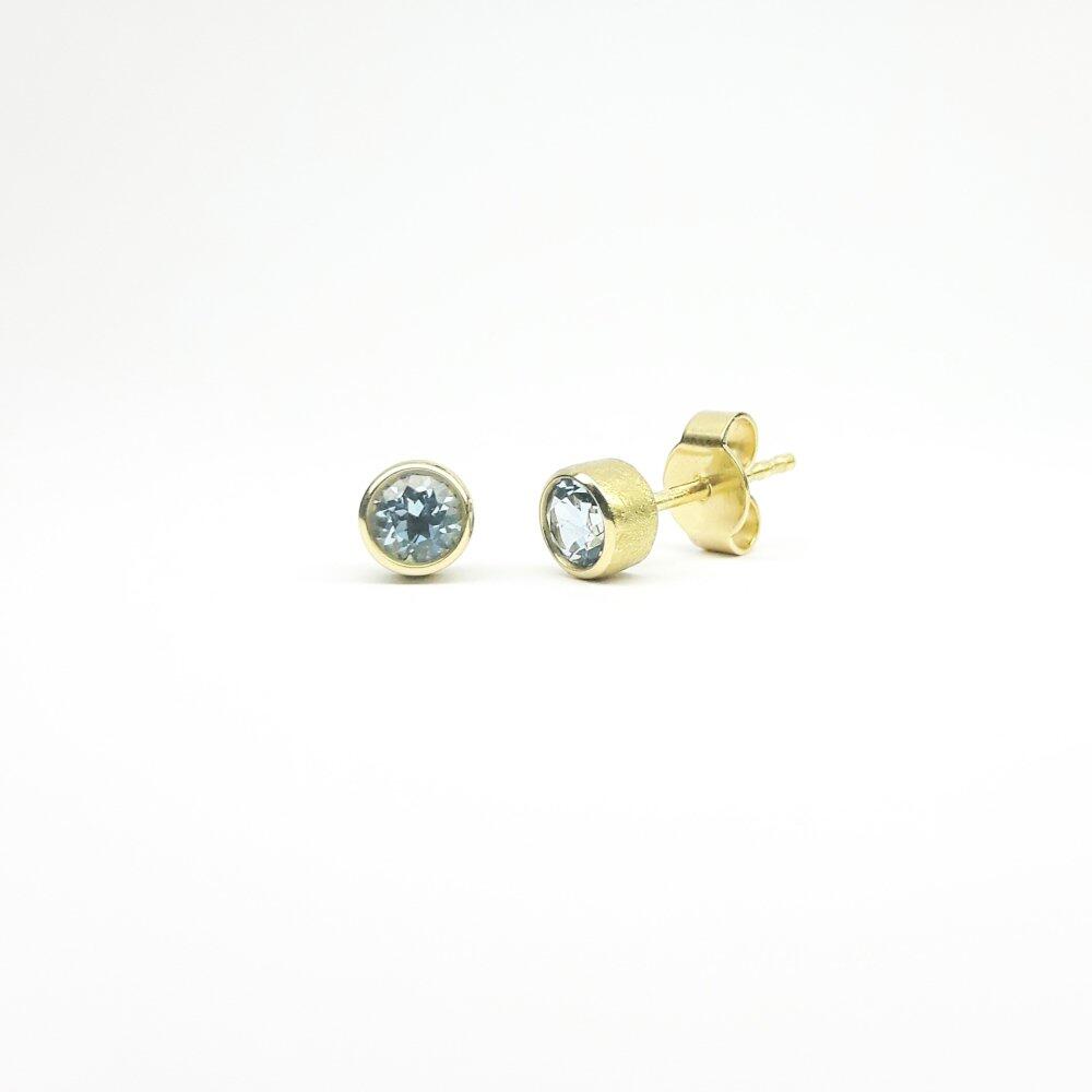 Stud earrings made of 18kt yellow gold and aquamarine Ø4mm.
