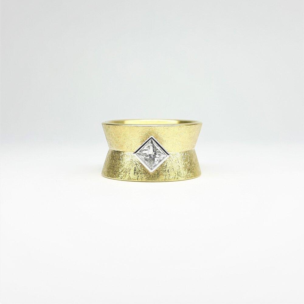'would you be mine?', Ring aus 18kt Gelb-Weissgold und Prinzess-Diamant 0,50ct. Unikat.