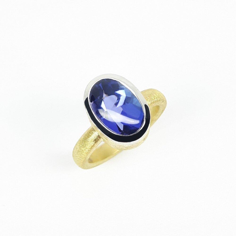 Ring in 18kt yellow gold and tanzanite. Unique piece.