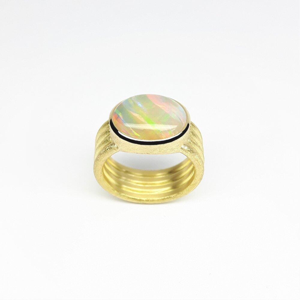 "Down Under", ring made of 18kt yellow gold and unique Australian opal. Unique piece.