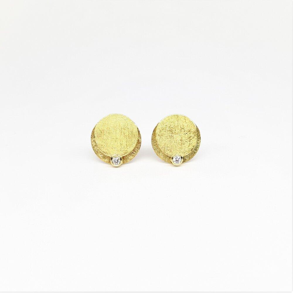 Boucles d'oreilles en or jaune 18kt et brillants.