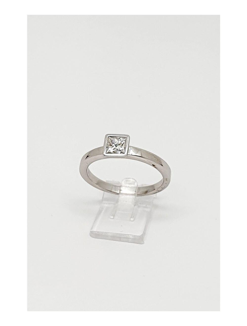 # Bague solitaire princess cut diamond, or blanc serti clos avec 0.47ct diamant naturel GVVS 1 taille princesse