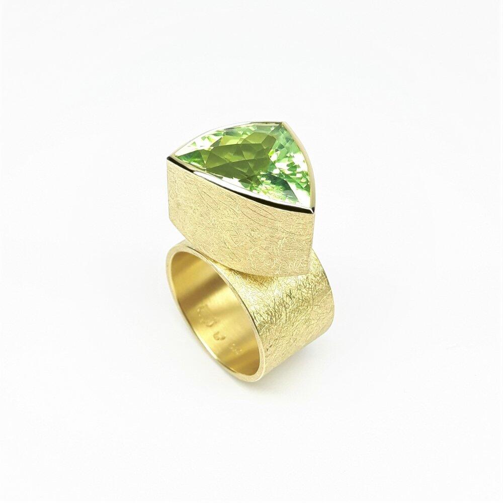 "grasshopper", ring in 18kt yellow gold and peridot. Unique piece.