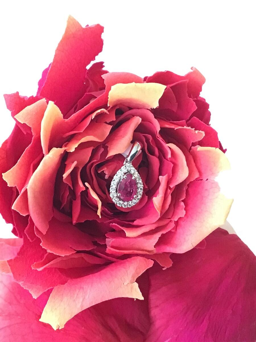 # Pendentif rubis  poire or blanc 750/000 avec brillants