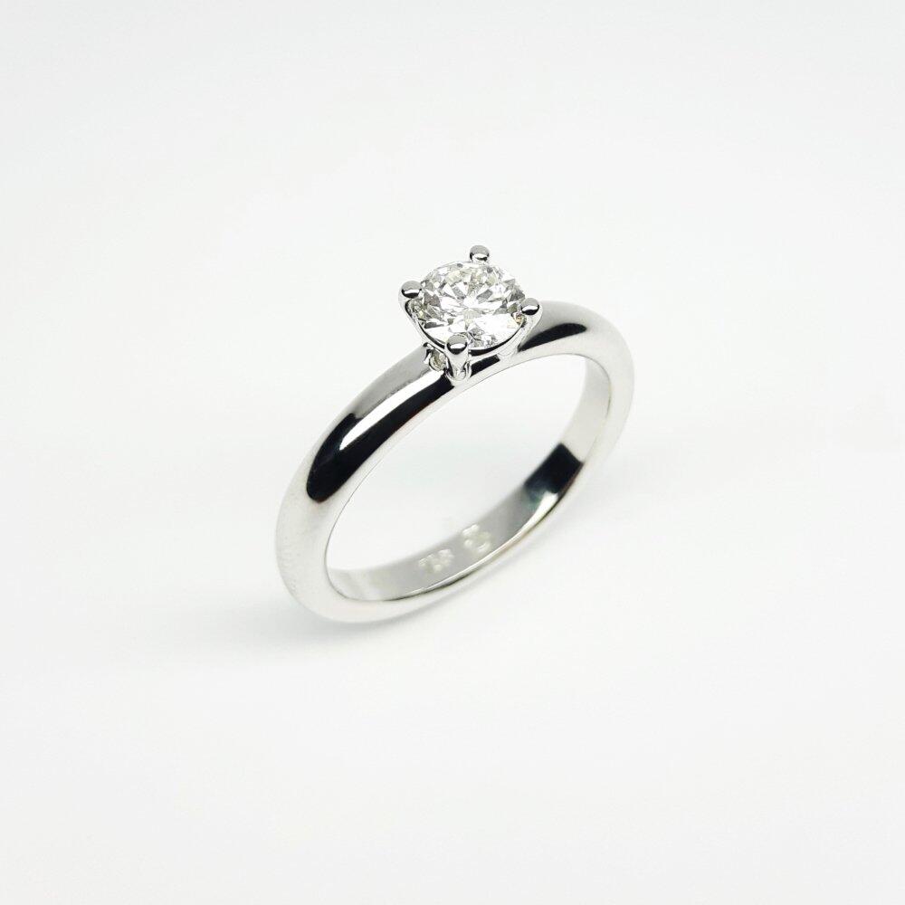 "queen", bague solitaire en or blanc 18kt et brillant 0,50ct.