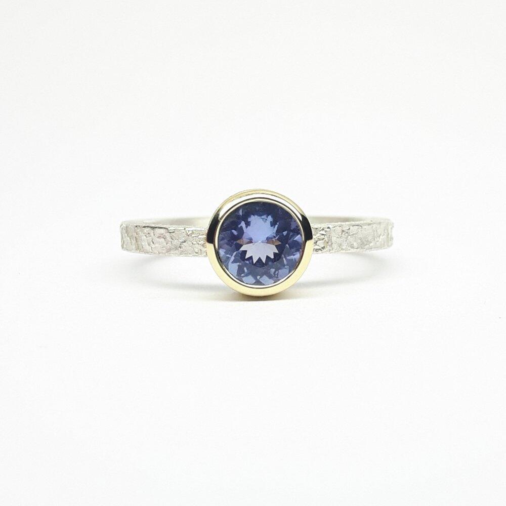Bague martelée en argent 925/-,  or jaune 18kt, sertie d'une tanzanite. Pièce unique.