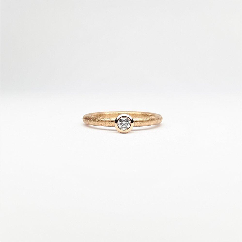 "combiring mini", 18kt rose gold and diamond 0,1ct Ø3mm.