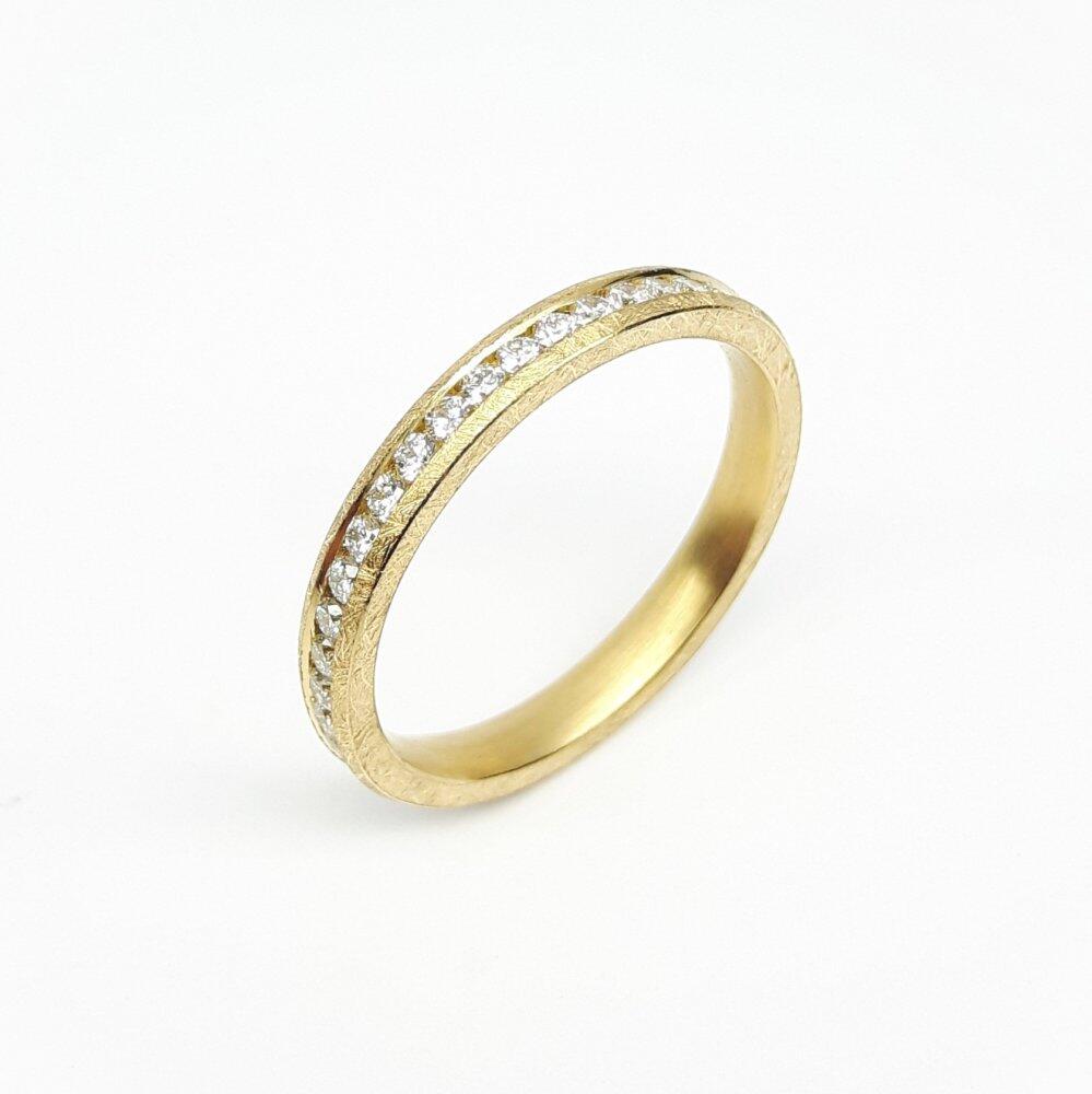 "tunnel of love", Ring aus 18kt Gelbgold und 41 Diamanten.
