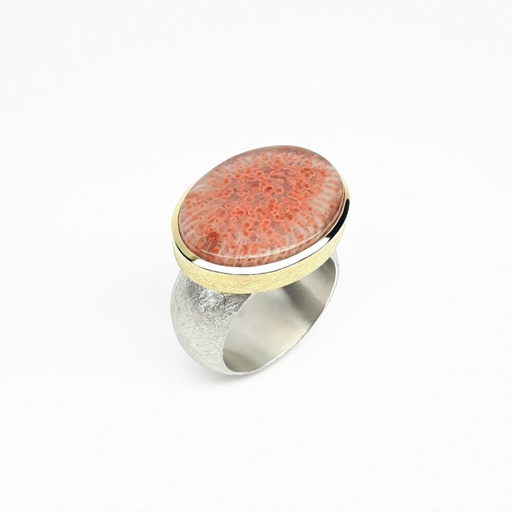 Bague en argent, or jaune 18kt et corail fossilisé. Pièce unique.