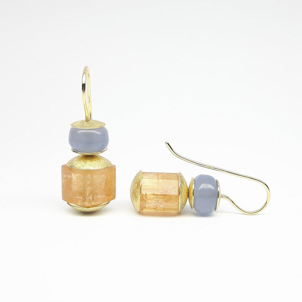 Boucles d'oreilles en or jaune 18kt, calcédoine et topaze. Pièce unique.