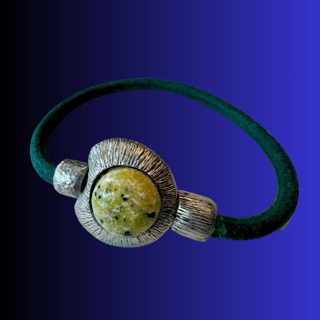 Grünes Lederarmband mit gelbem Türkis 