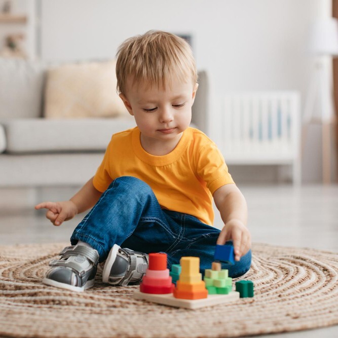 Toddler playing - square - Domino - freepik.jpg