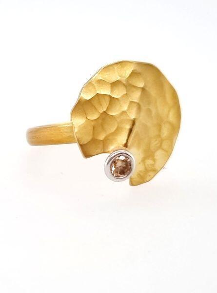 # 18K Gelbgoldring mit 0,15 ct natürlichem Diamant