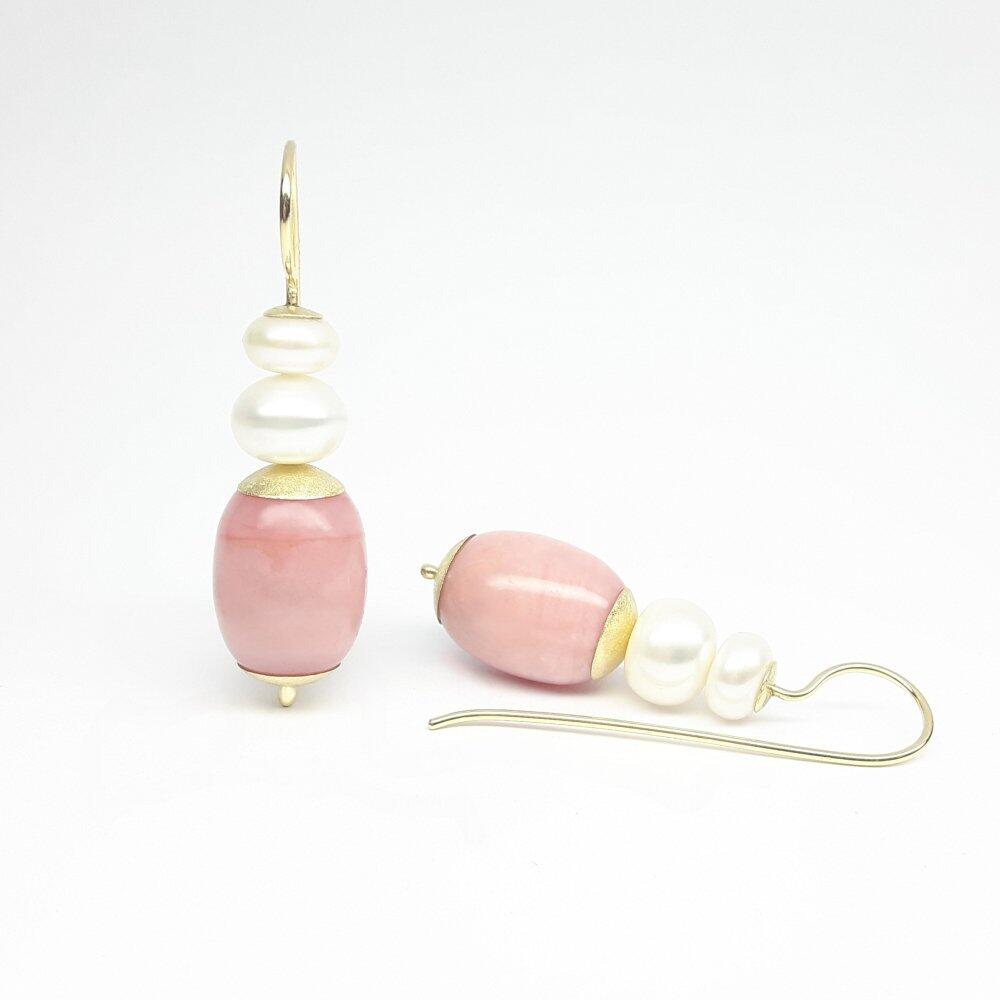 Earrings in 18kt yellow gold, freshwater cultured pearls and pink opal pampels. One of a kind.