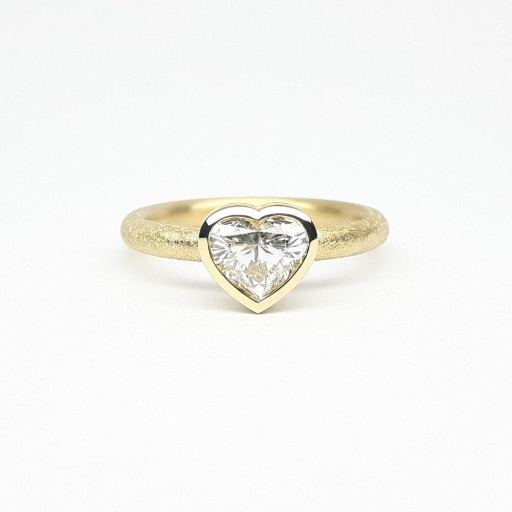 "my sweetheart", ring in 18kt yellow gold and diamond heart 1.01ct. Unique piece.