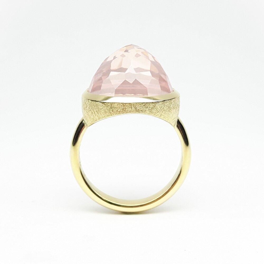 Bague or jaune 18kt et quartz rose en taille cocktail. Pièce unique.