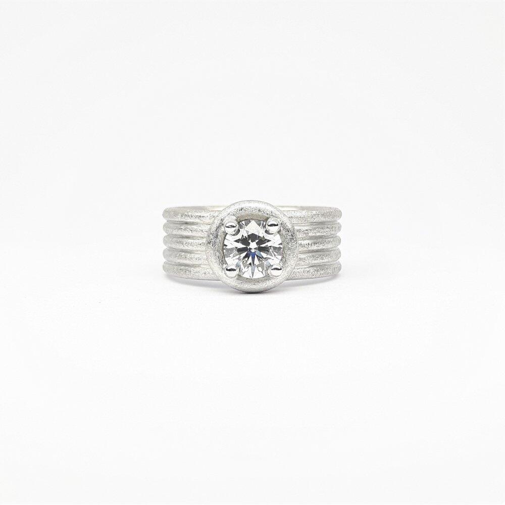 'snow white', bague solitaire en or blanc 18kt et brillant 0,80ct. Pièce unique.