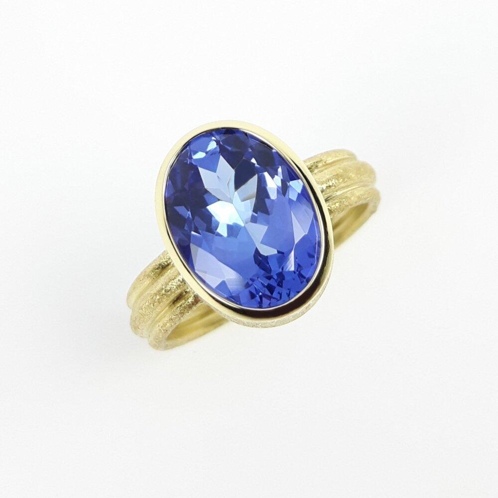 Ring aus 18kt Gelbgold und blau-violettem Tansanit. Unikat.