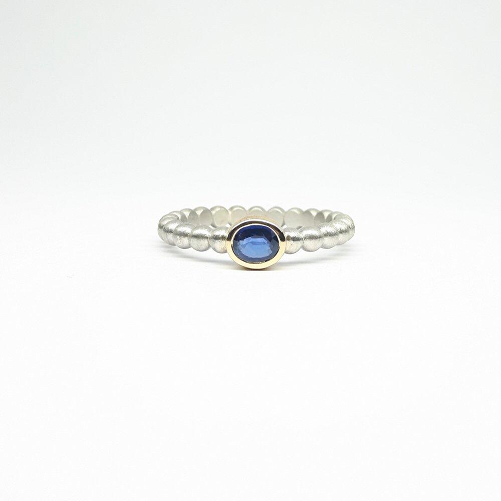 "round around", ball ring in 925 silver, 18kt yellow gold and blue sapphire.