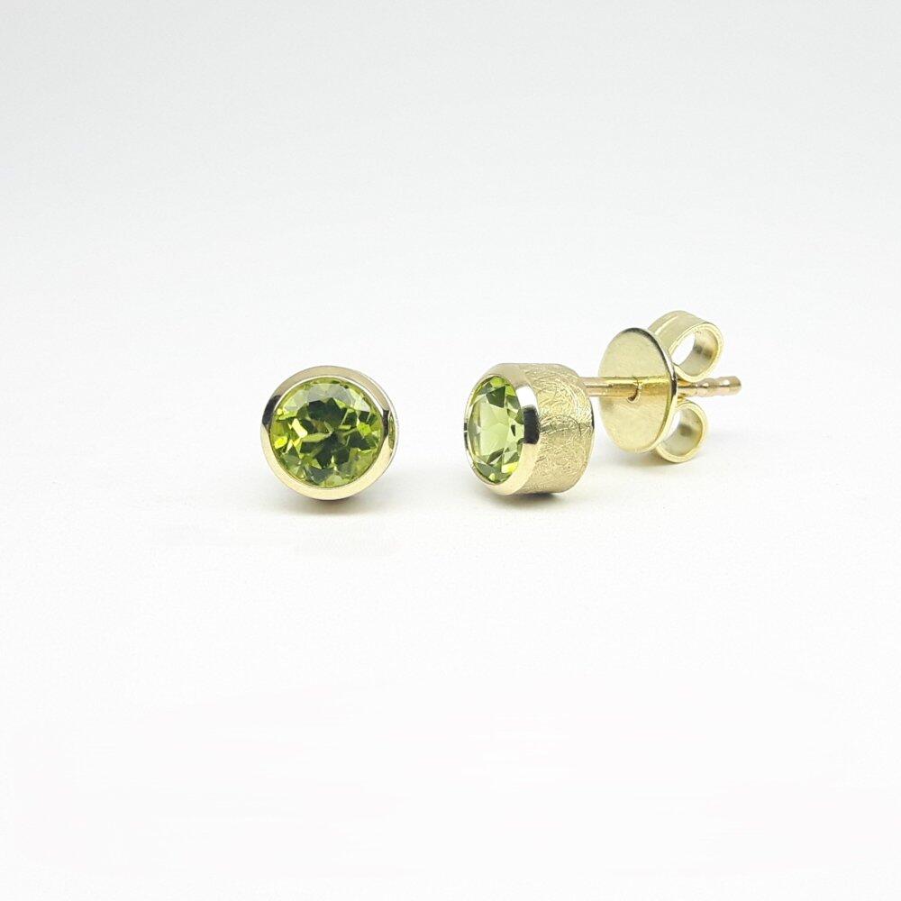 Stud earrings in 18kt yellow gold and peridot Ø5mm.