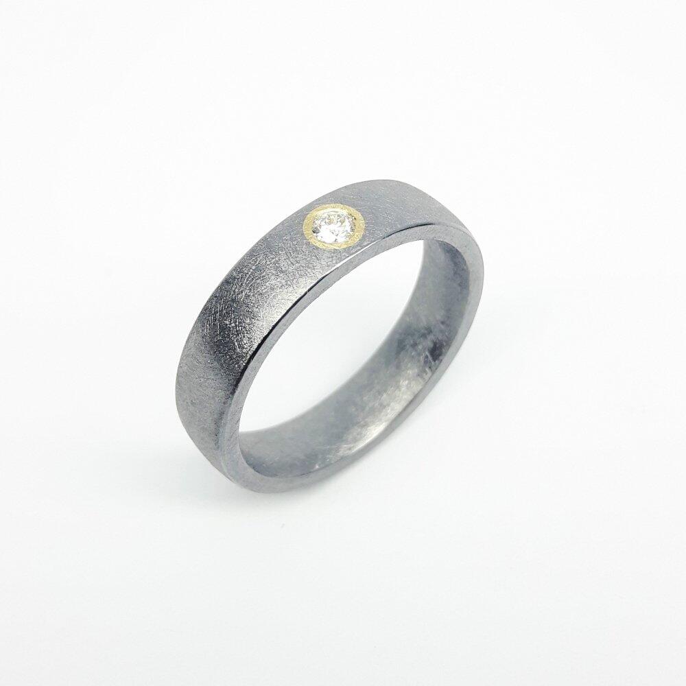 'ice matt', Ring aus 999er Tantal, 18kt Gelbgold und Brillant. Unikat.
