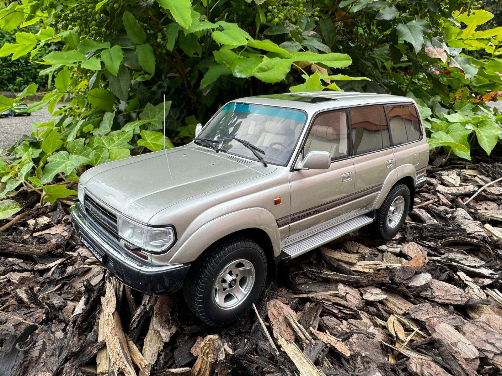 Miniature Ottomobile Toyota Land Cruiser HDJ80 1992 Beige échelle 1/18 Neuve