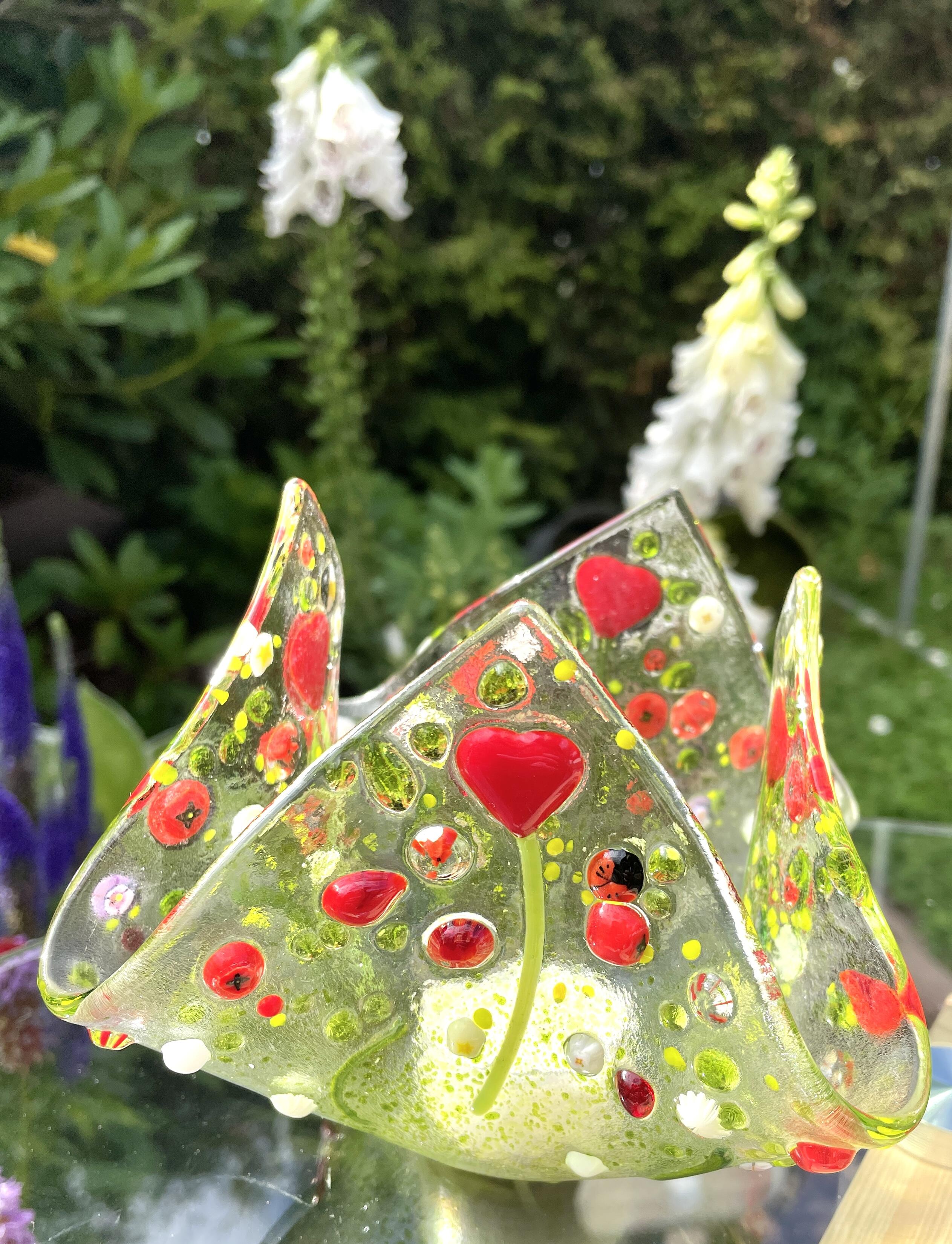Teelicht aus transparentem Glas mit Blumen Millefiori und farbigen Highlights, rotes Herz, Einzelstueck