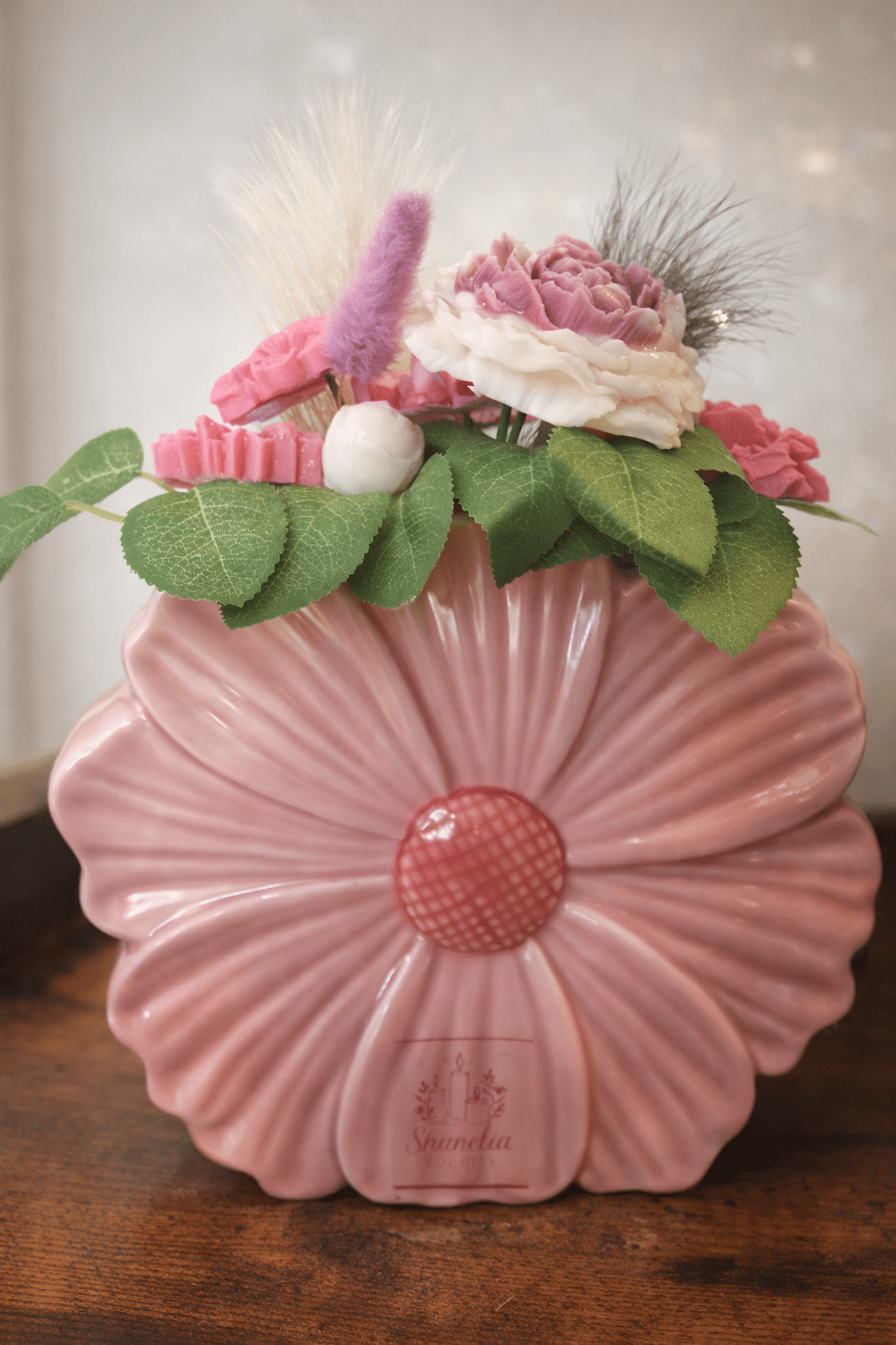 Vase bestückt mit Duftkerzenblüten – Linge frais