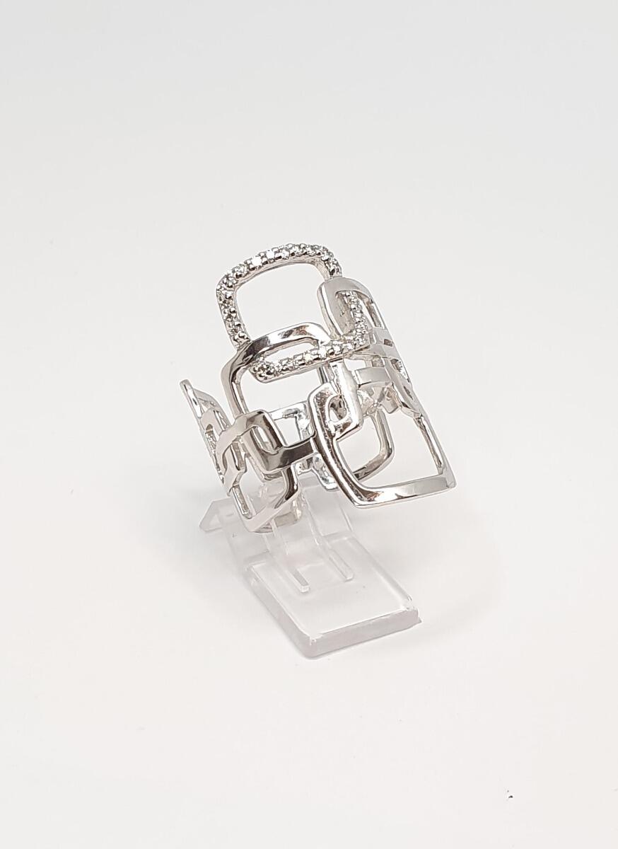 White gold ring with square patterns and 0.19ct natural diamonds