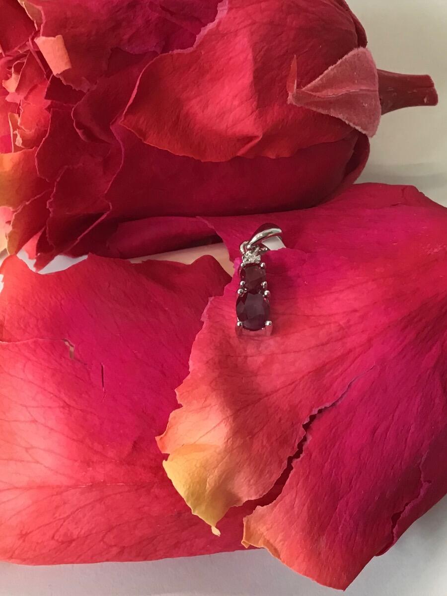 # Weißgoldanhänger mit 0,87ct Rubin und 0,01 ct Naturdiamant