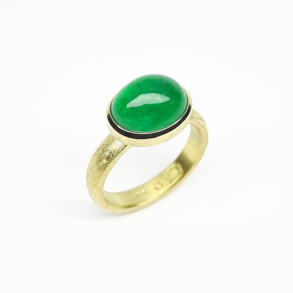 'hope', Ring aus 18kt Gelbgold und Smaragd. Unikat.