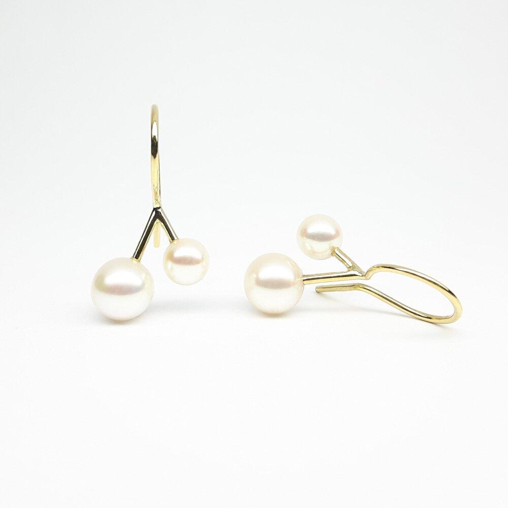Earrings made of 18kt yellow gold and Akoya pearls.