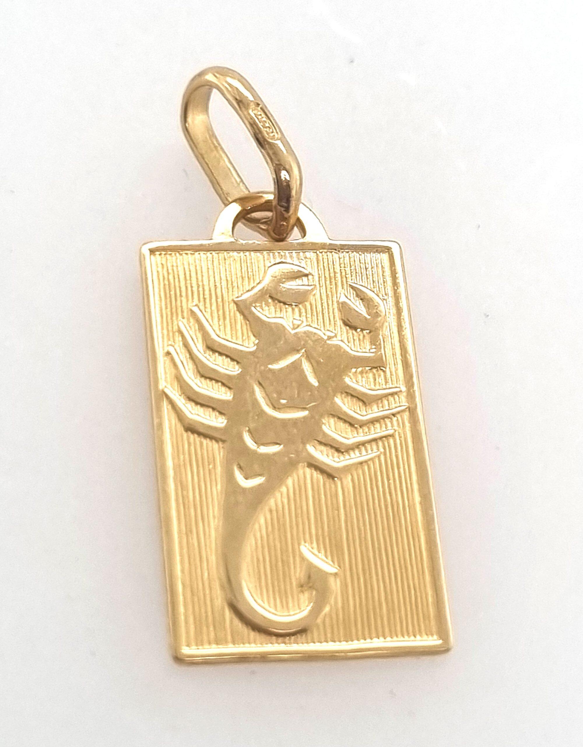 Pendentif médaille 1.8X1.1cm scorpion or jaune 18K ( dernier modele )