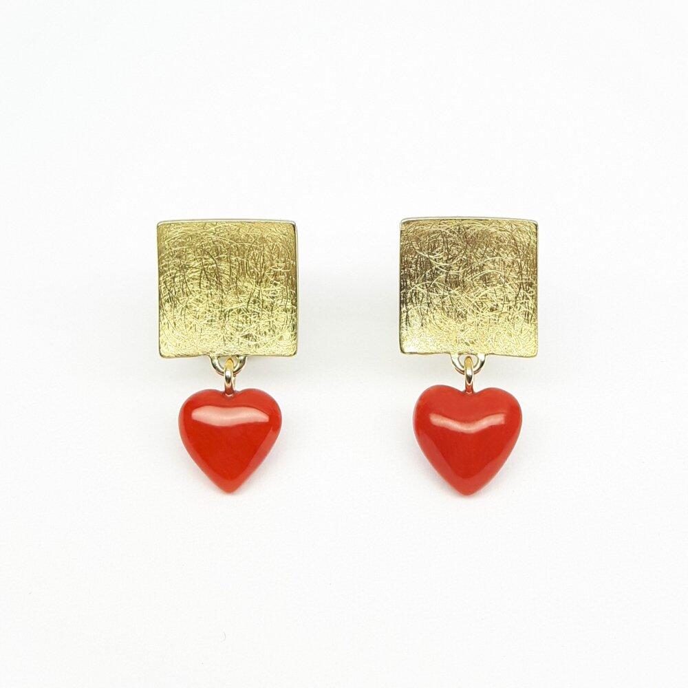 18k yellow gold stud earrings with coral hearts.