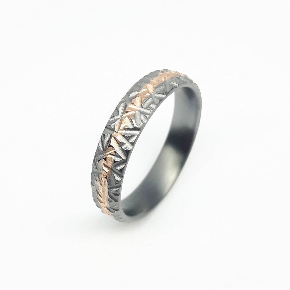 "Eisblume", ring made of 999 fine tantalum and 18k rose gold. Unique piece.