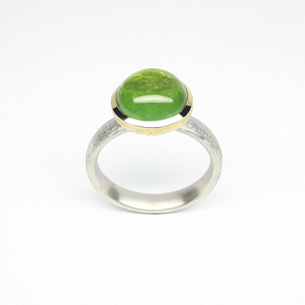 Ring aus 925er Silber, 18kt Gelbgold und Peridot. Unikat.