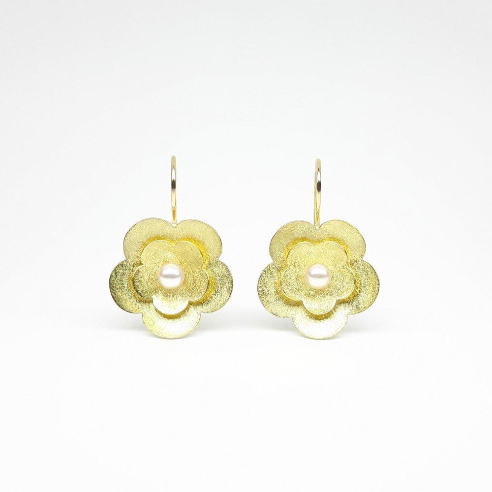 "flowers", earrings in 18kt yellow gold and akoya pearls.